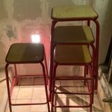 4 anciens tabourets de laboratoire en métal et assise bois
