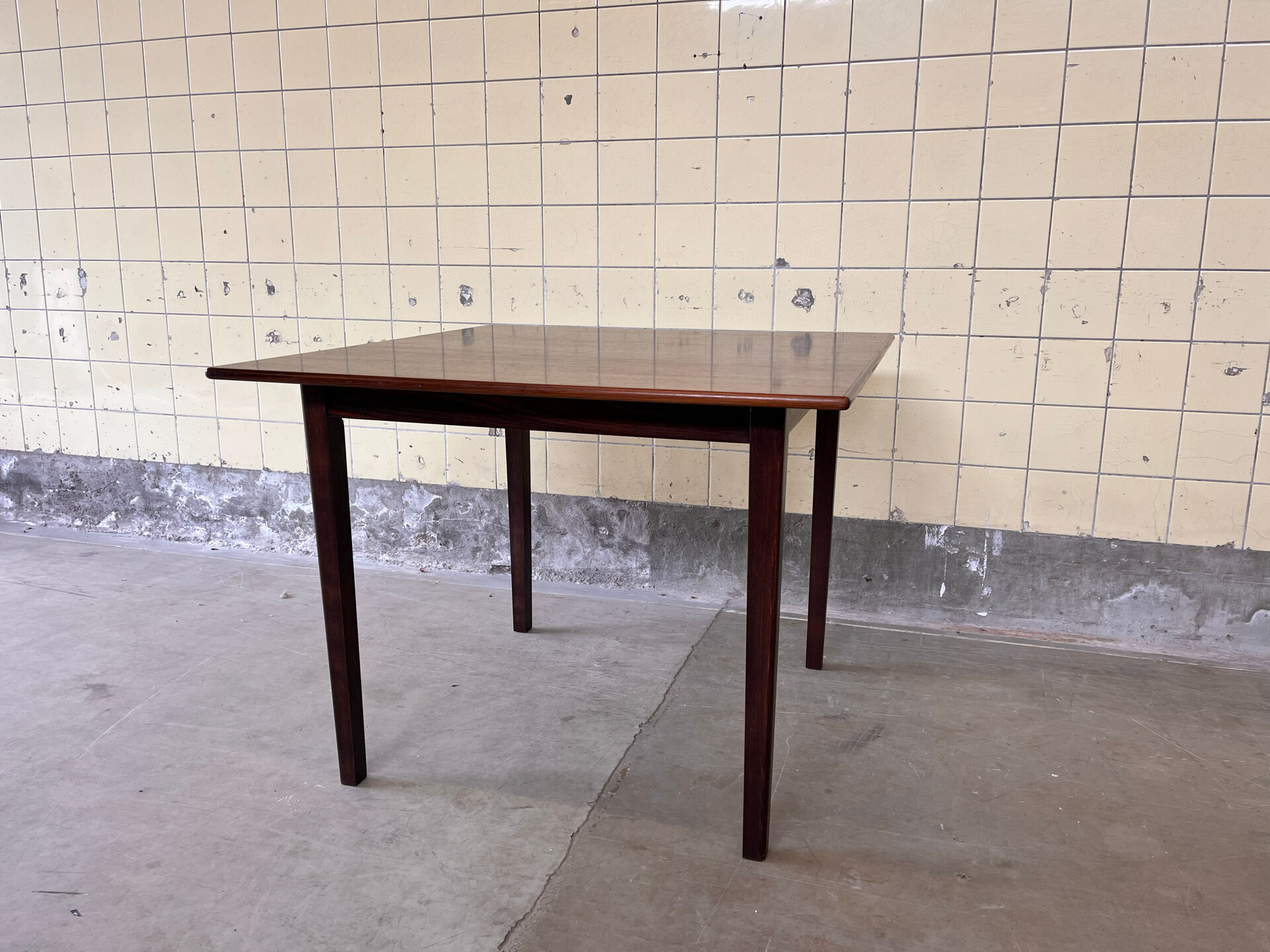 Table à manger en palissandre compacte