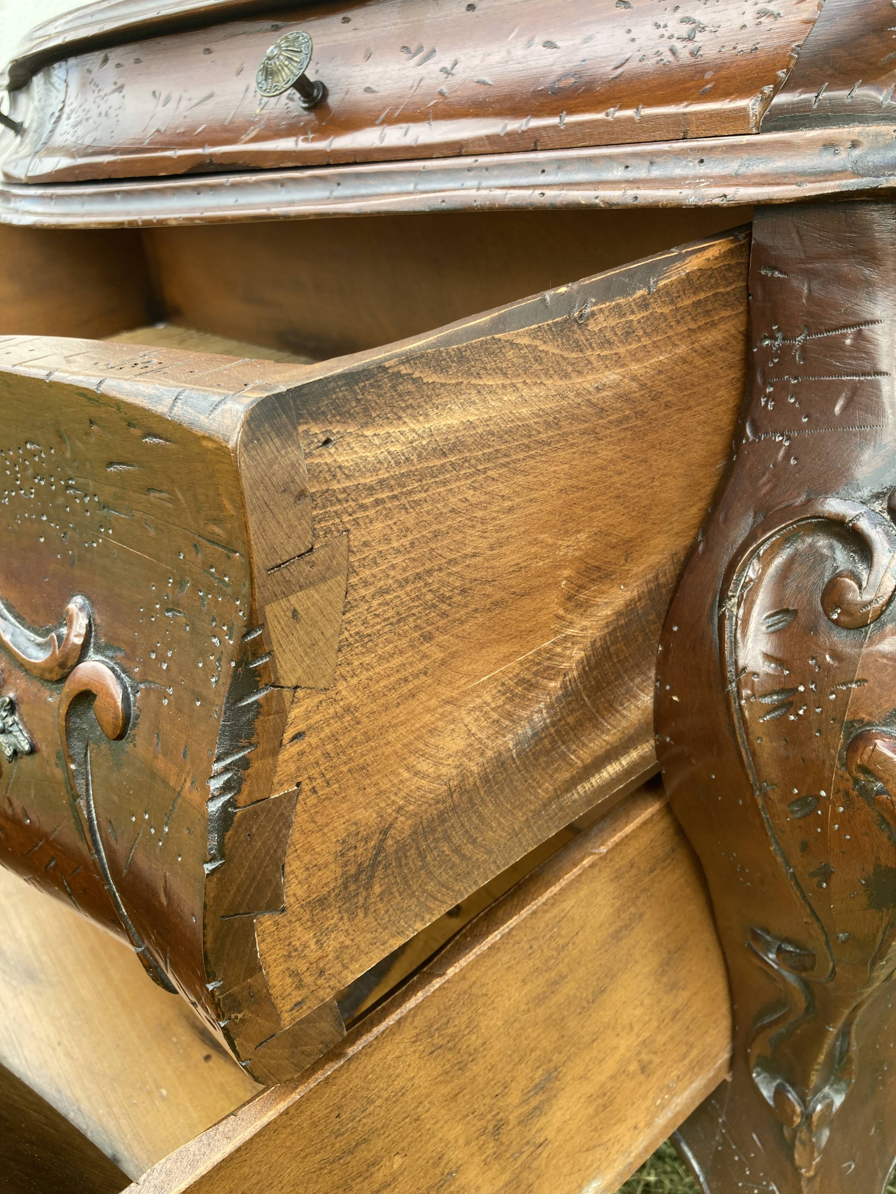 Louis XV style chest of drawers with four drawers
