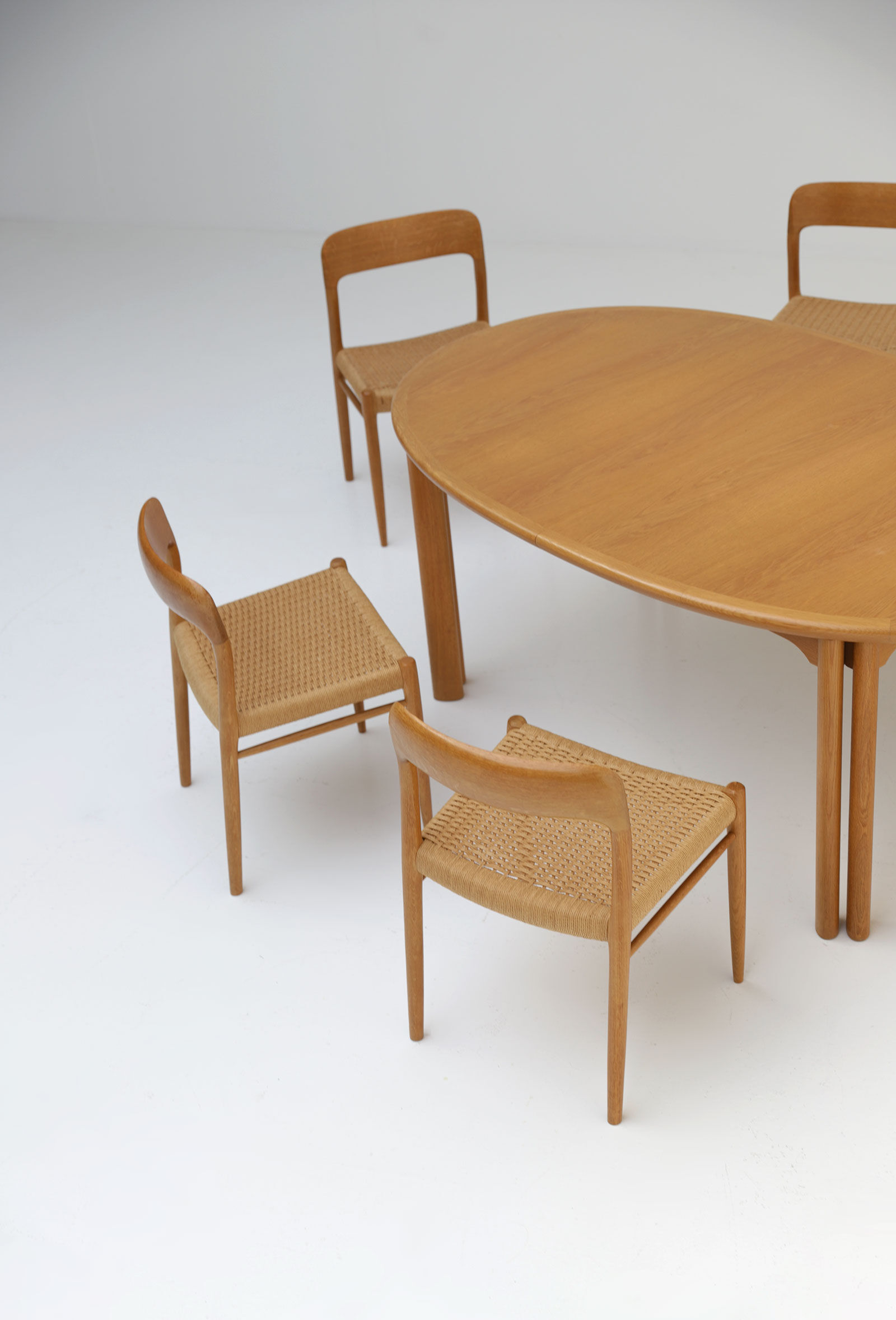 Extendable dining table by Van Den Berghe pauvers