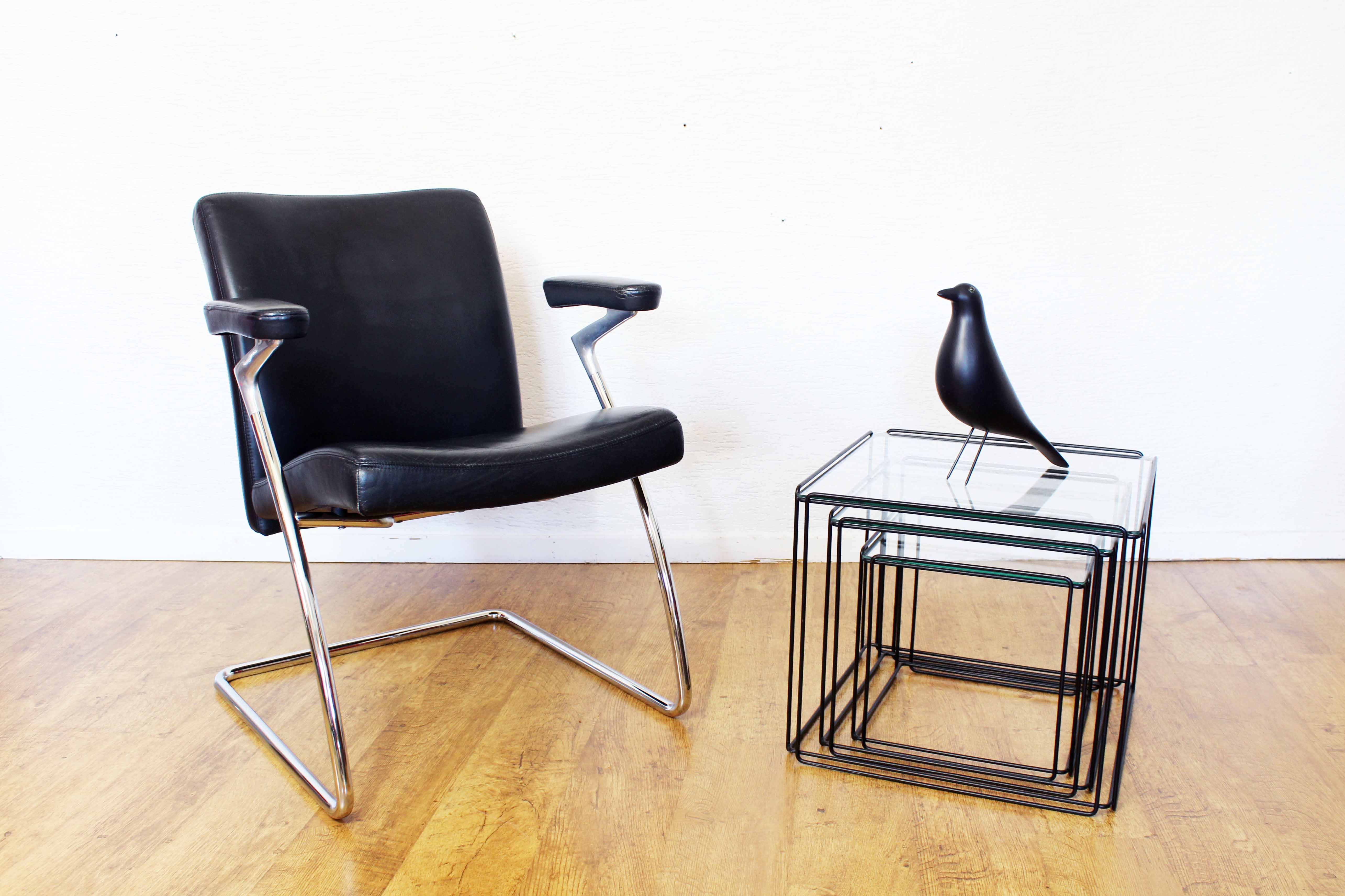 Paire de fauteuils en cuir et acier chromé