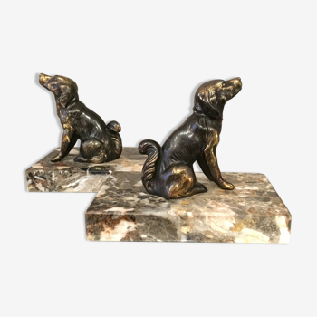 Paire de serres-livres en regule representant des chiens socle en marbre