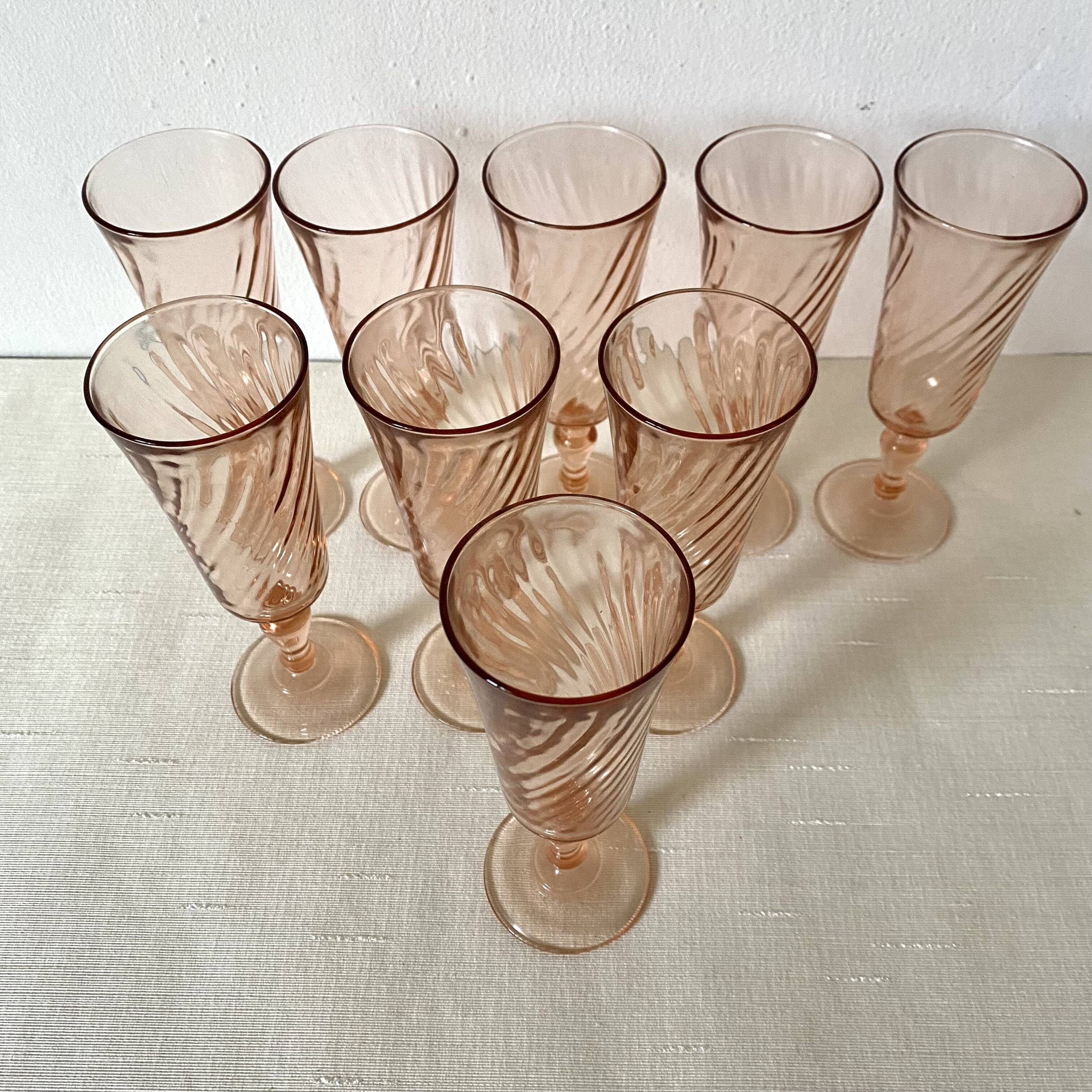 Flûtes à champagne en verre rose années 80