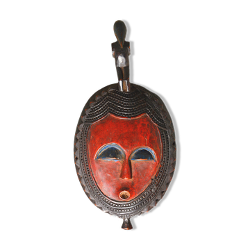 Masque africain en bois, visage surmonté d’un oiseau