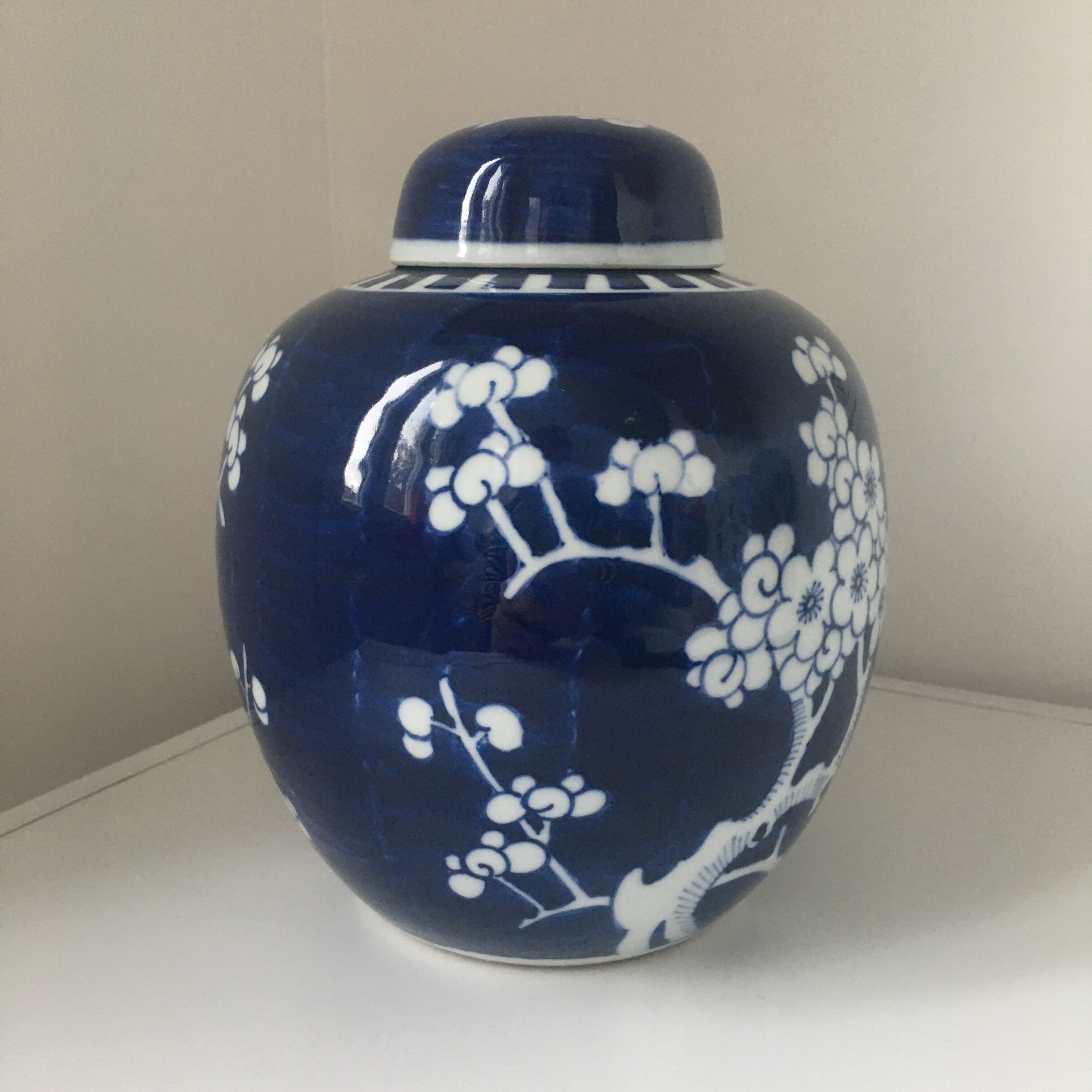 Vintage potiche in white and blue China porcelain
