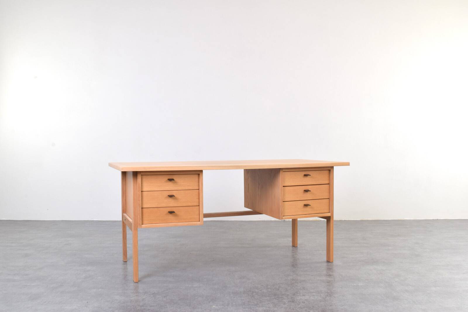 Mid-Century Oak Desk by Svend Åge Madsen for Sigurd Hansen, 1960s.