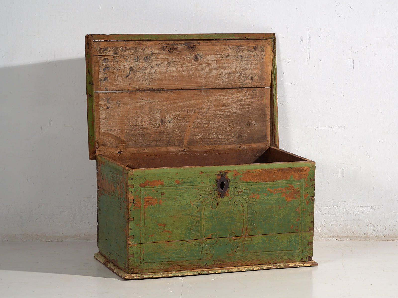 Antique chest with green patina (Year 1839)