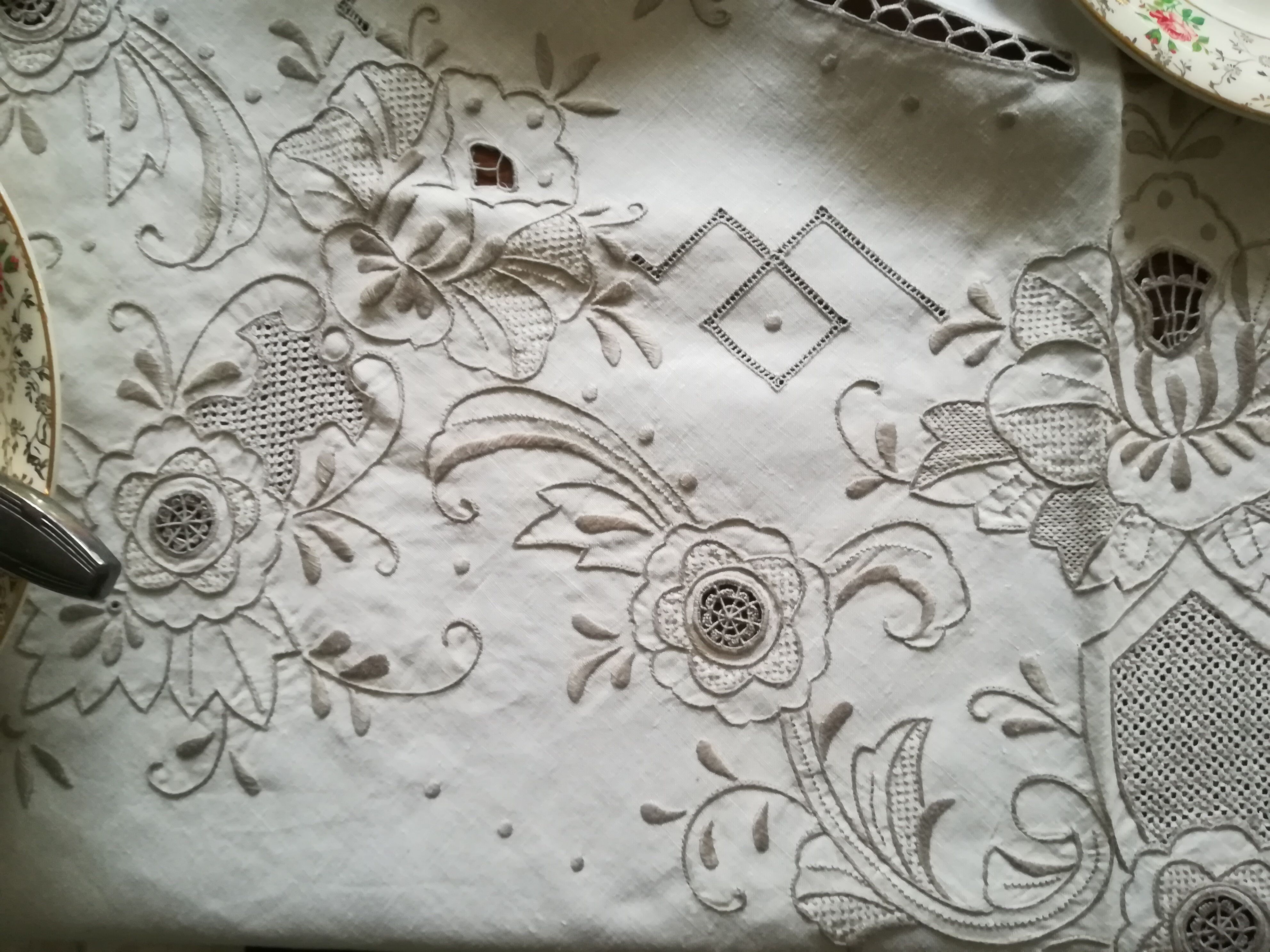 Round off-white tablecloth embroidered with grey flowers with 8 matching napkins - festive table