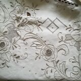 Round off-white tablecloth embroidered with grey flowers with 8 matching napkins - festive table