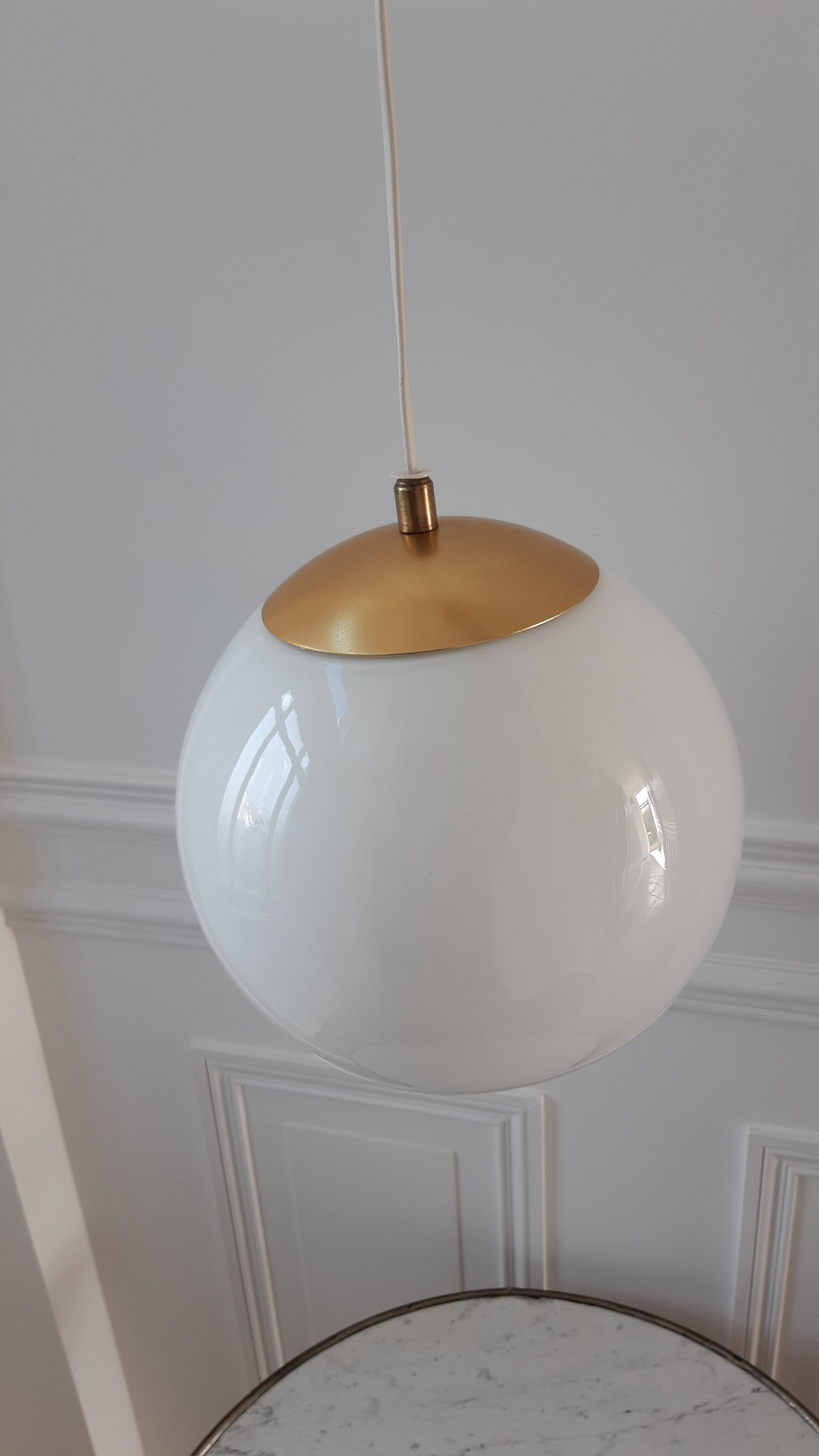 Suspension ball globe in white and gold opaline years 60-70