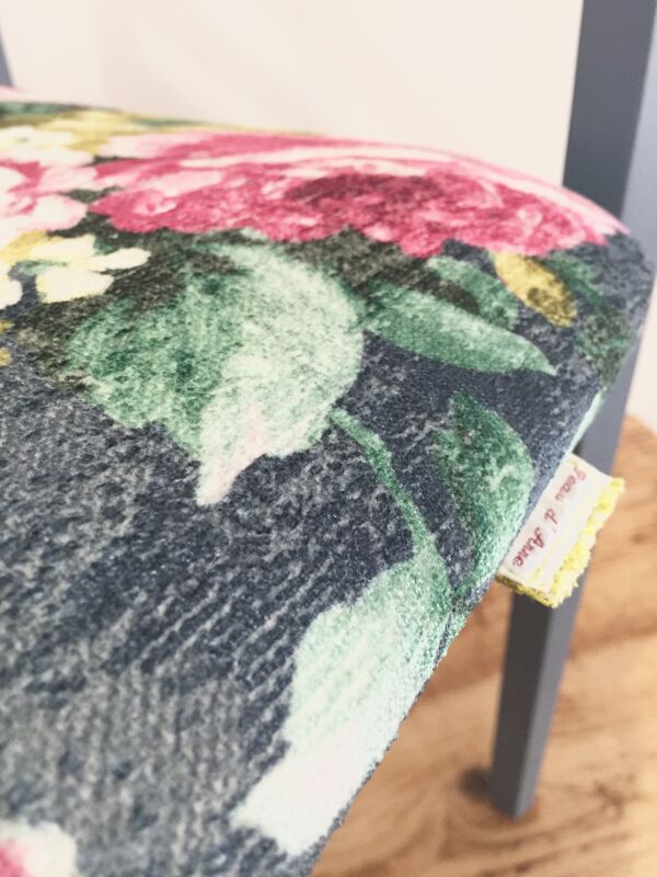 Chaise en bois bleue velours fleuri effets vintage