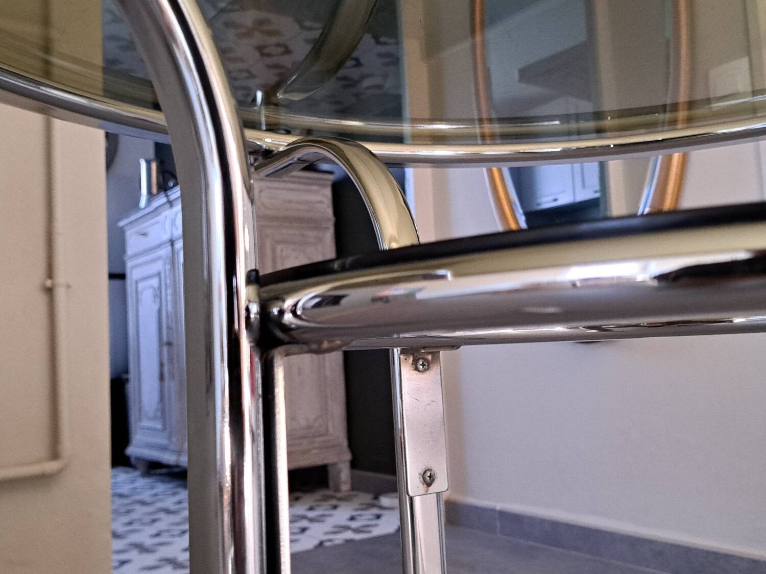 Round table in chromed metal and smoked glass
