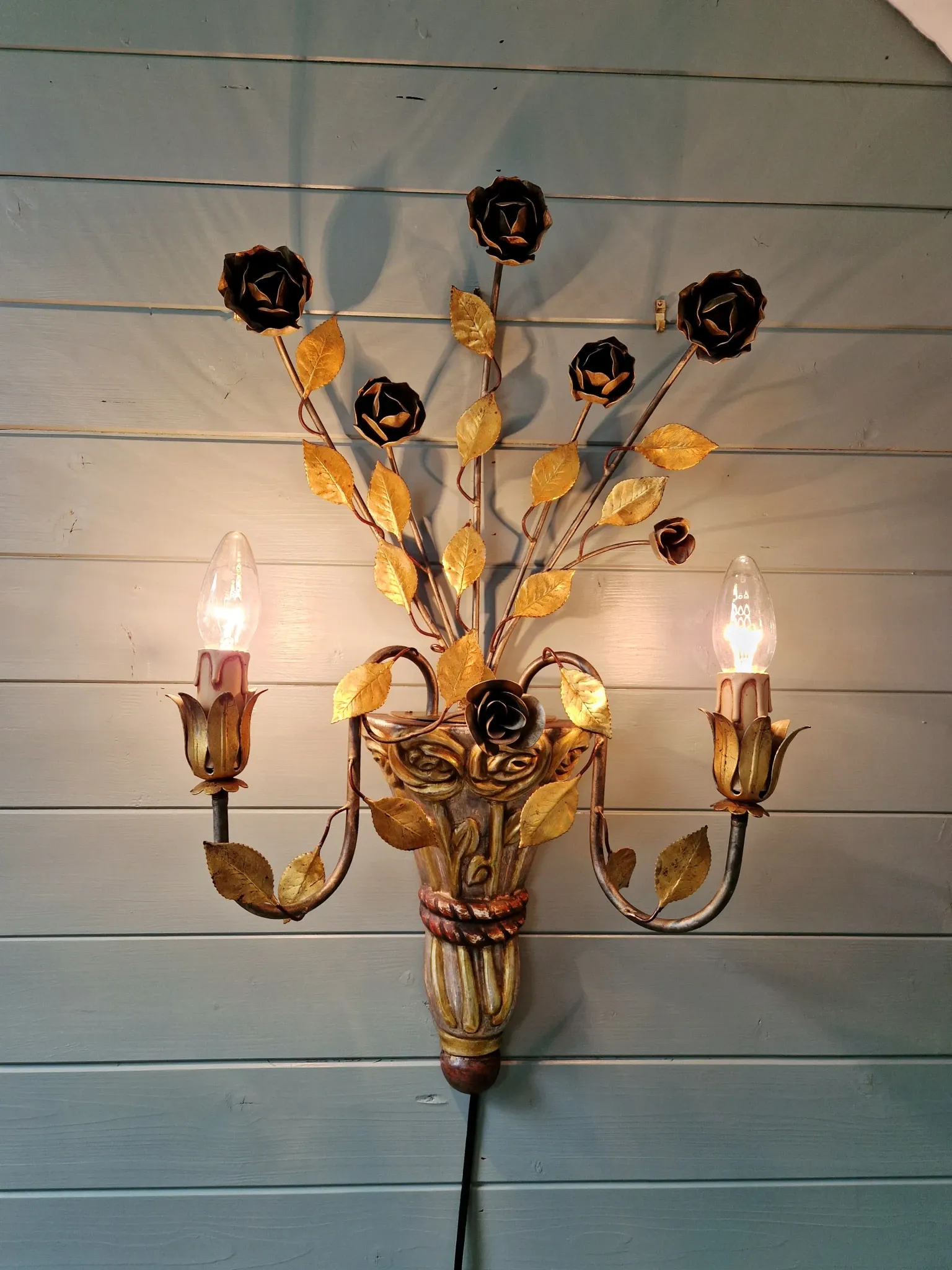 Large Florentine wall sconce, Hollywood Regency, 1960-70.