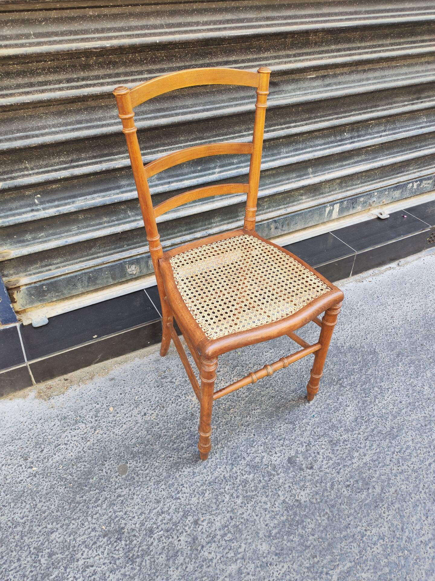 Chaise ancienne en bois et canage