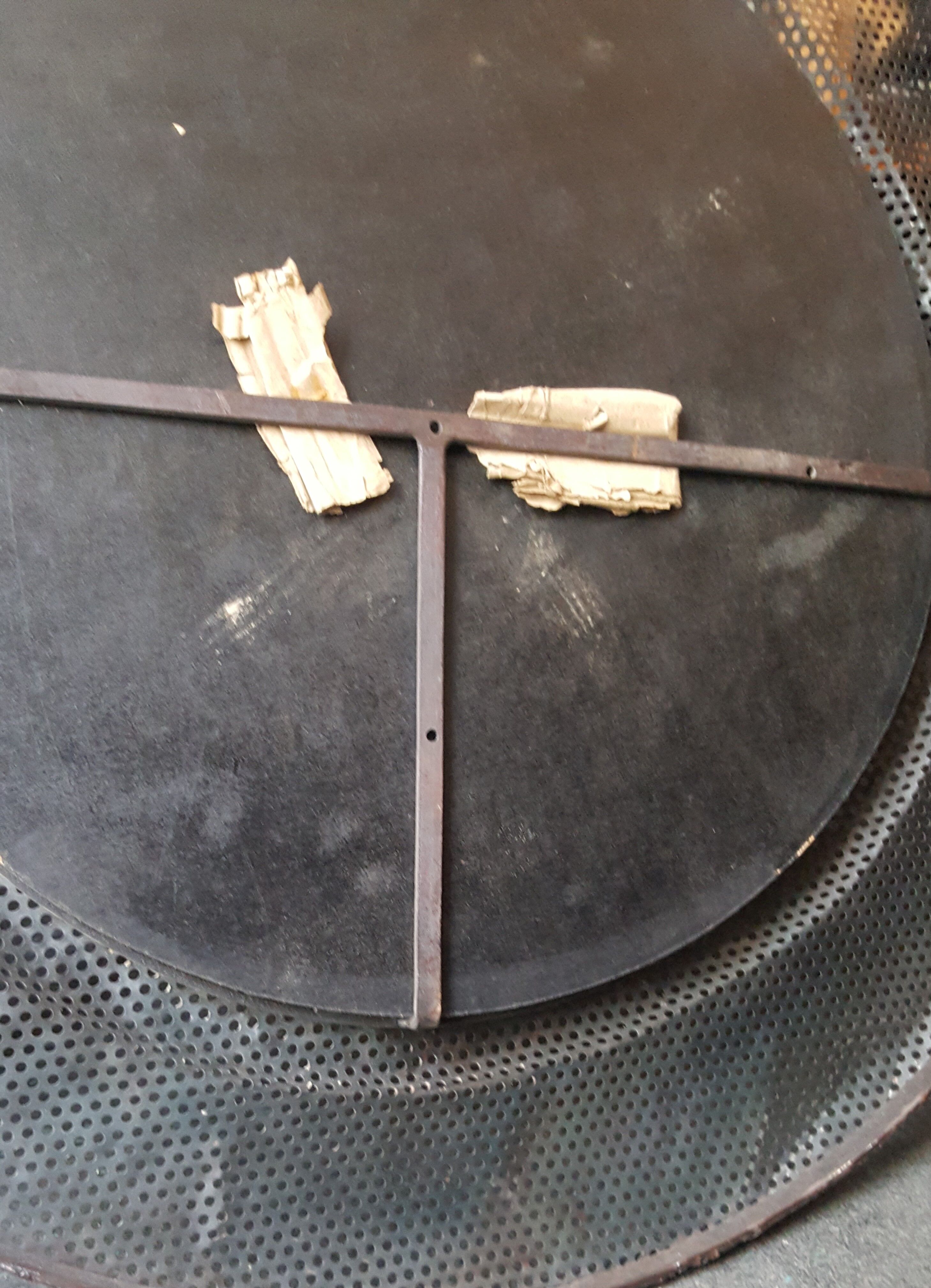 Miroir circulaire en tôle perforé laqué noir vintage circa 1970