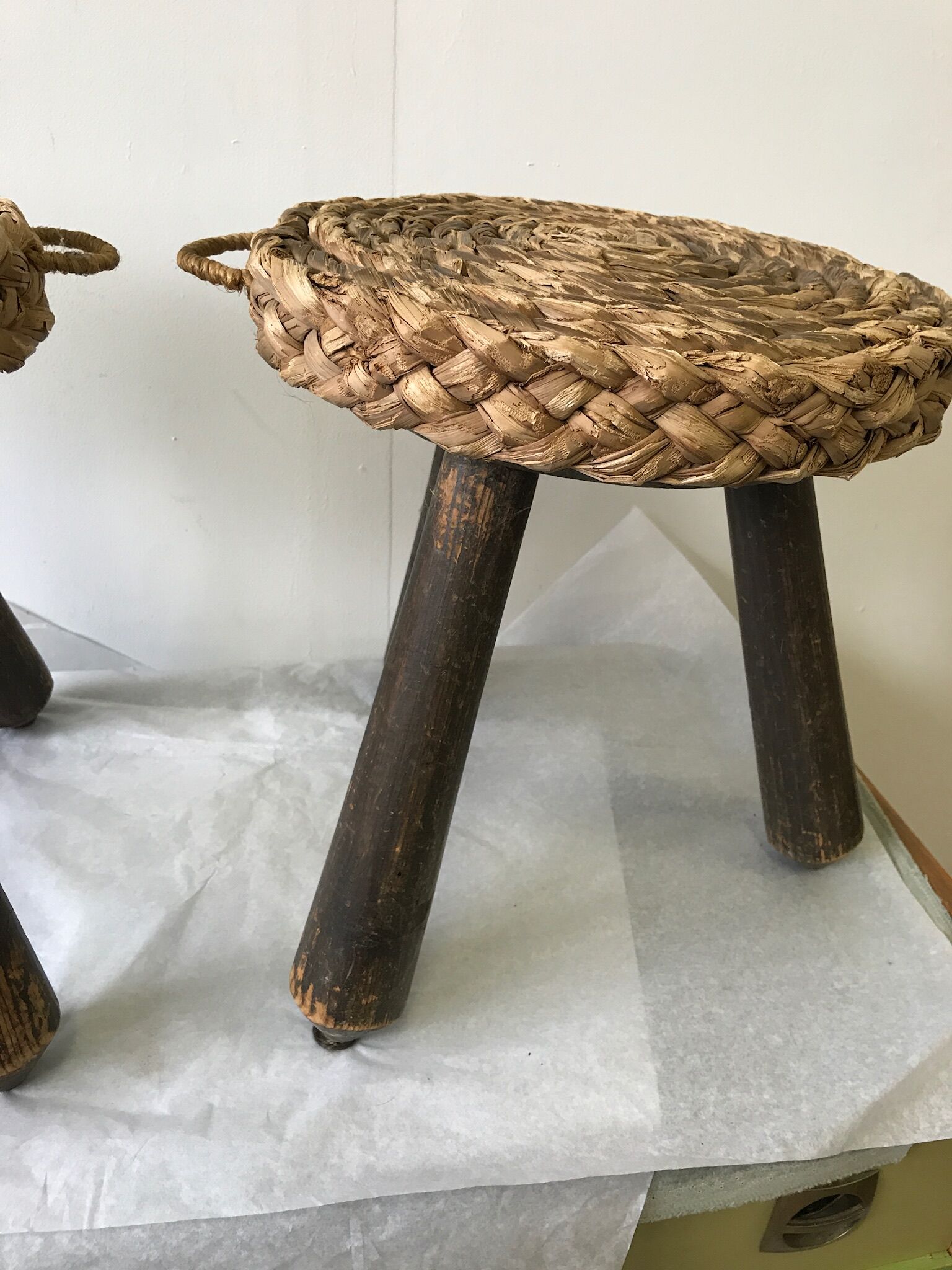 Paire de tabourets en bois et paille tressée