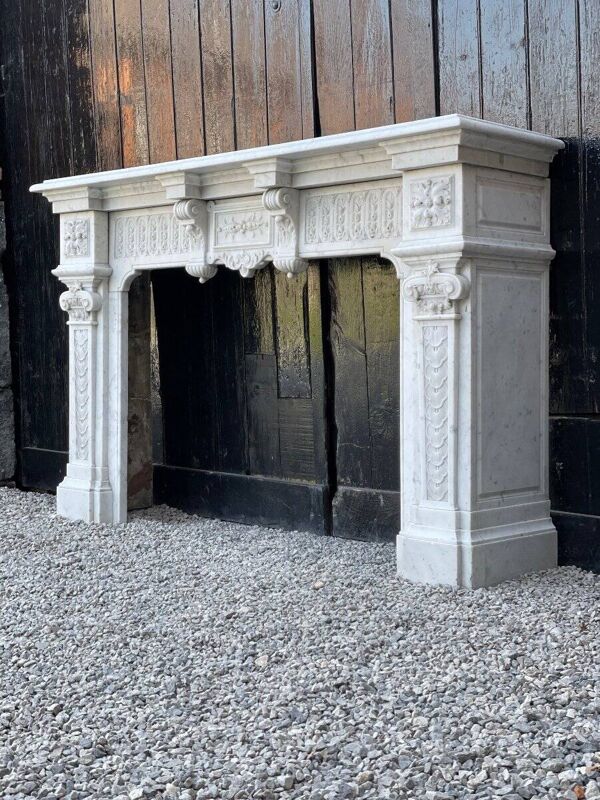 Cheminée Napoléon III en marbre de Carrare