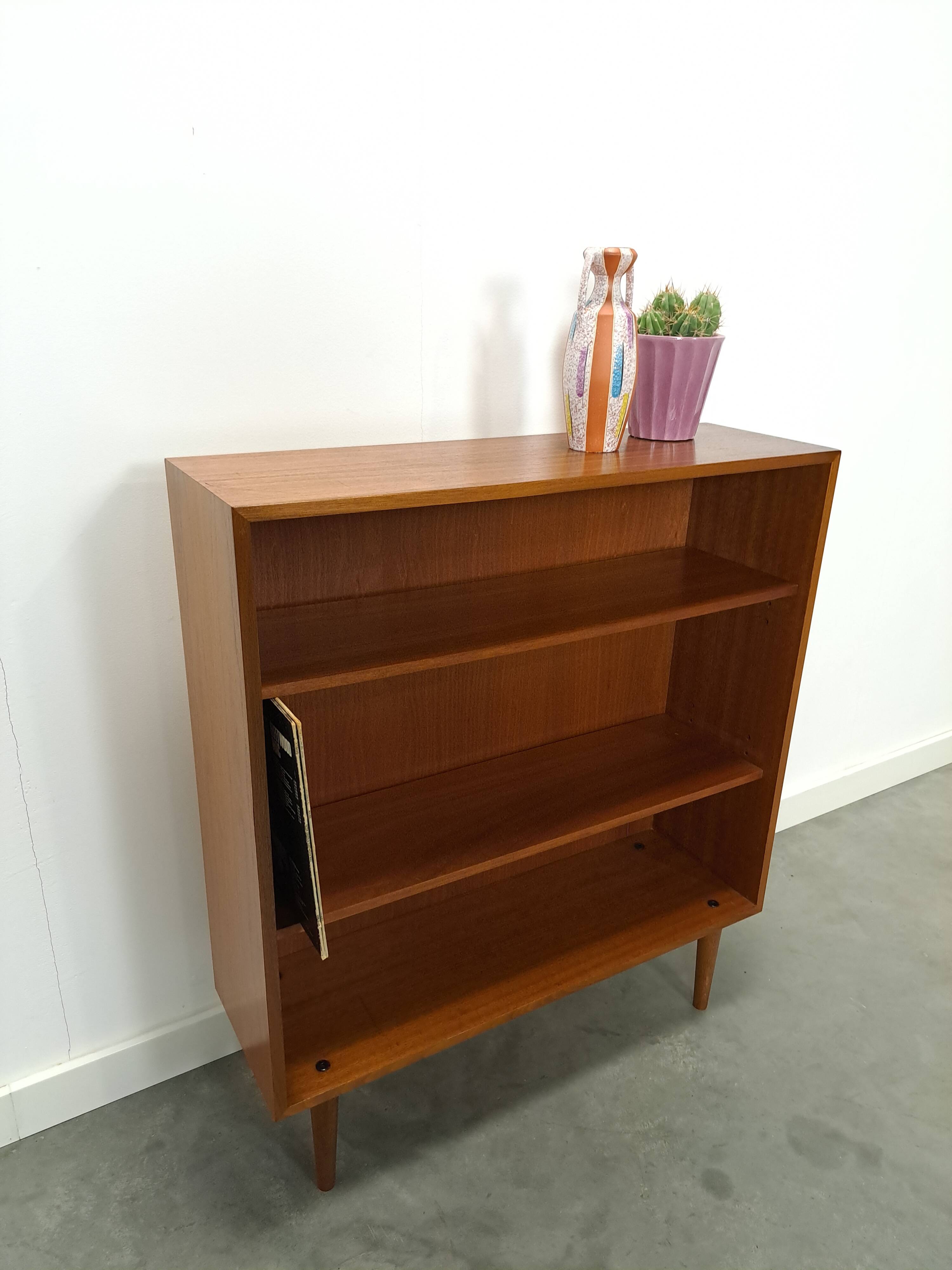 Noten fineer boekenkast LP kast met legplanken nr. 1