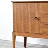 Buffet en noyer de Gordon Russell pour Heal, datant du milieu du siècle