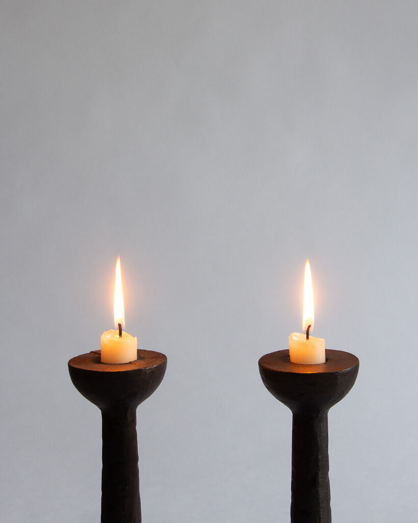 Paire de bougeoirs en fonte de fer moulée tripodes⎮MidCentury