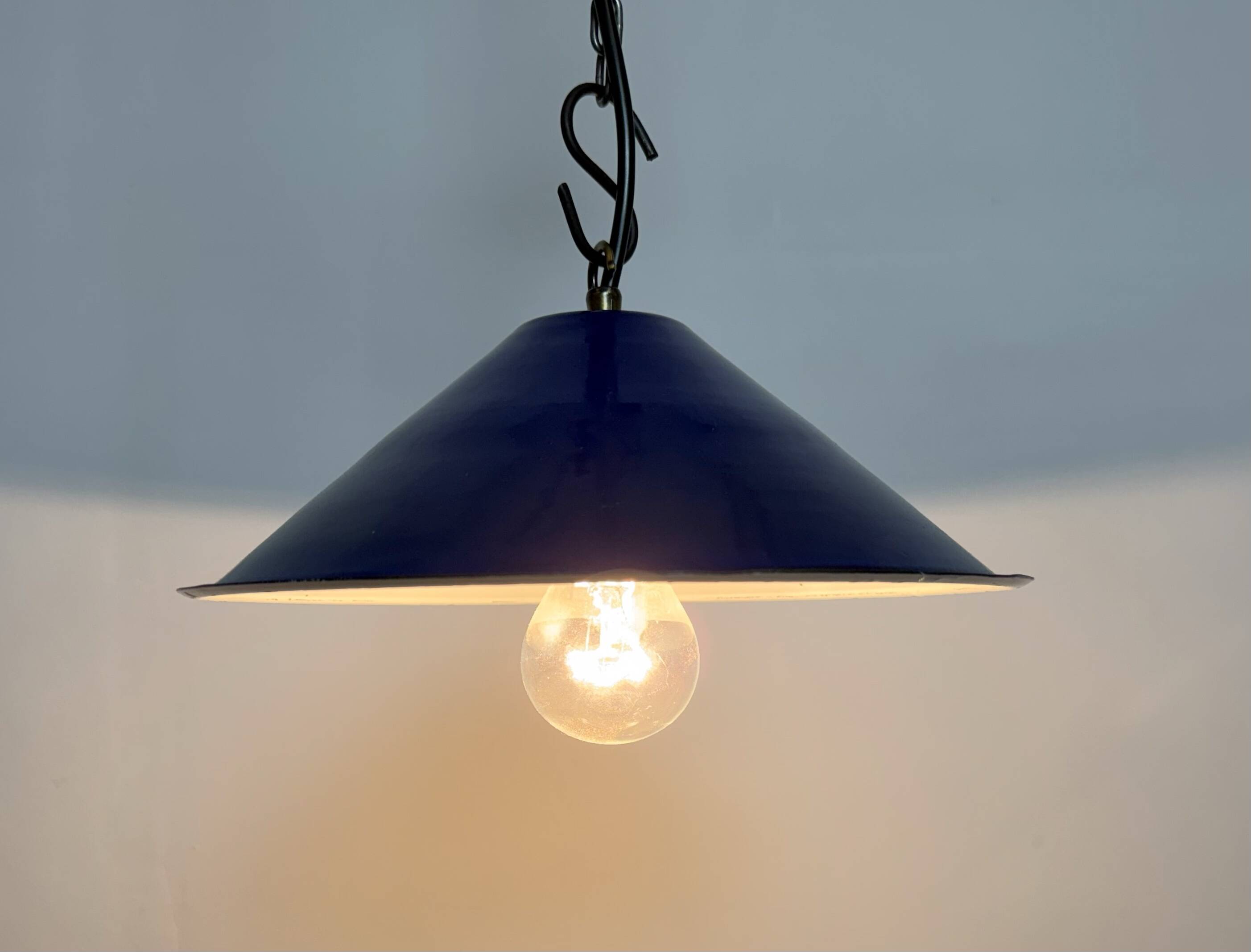 Lampe suspendue industrielle en émail bleu britannique, années 1950