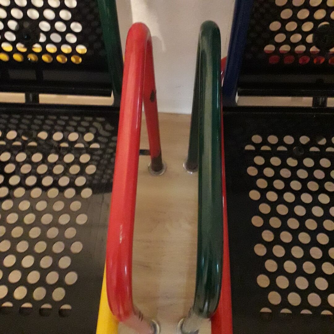 Paire de chaises cubistes en métal France des années 1950.