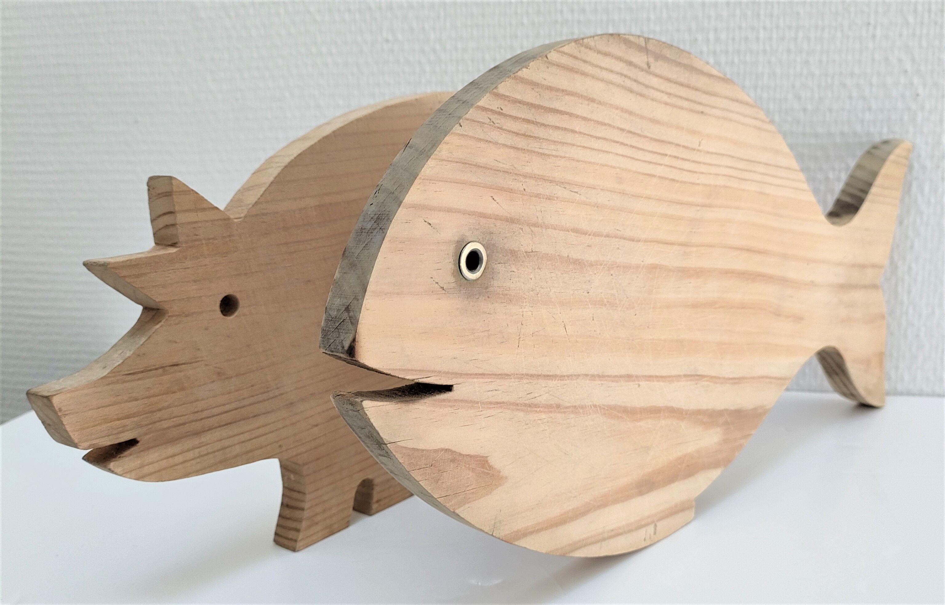 Deux planches à découper poisson cochon bois vintage