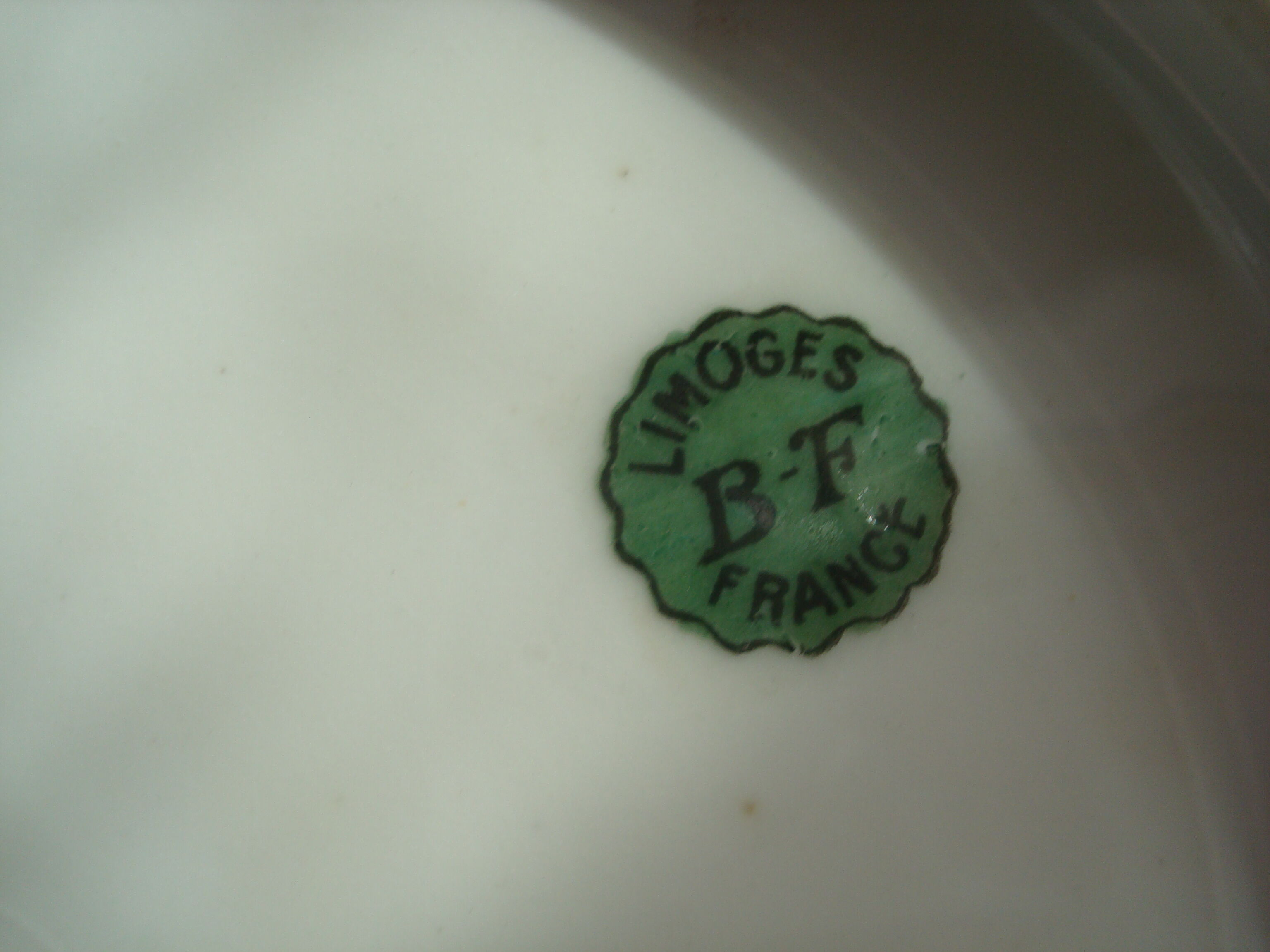 6 flat plates of porcelain "B.F Limoges" garland of roses and geometric frieze, lot 2.