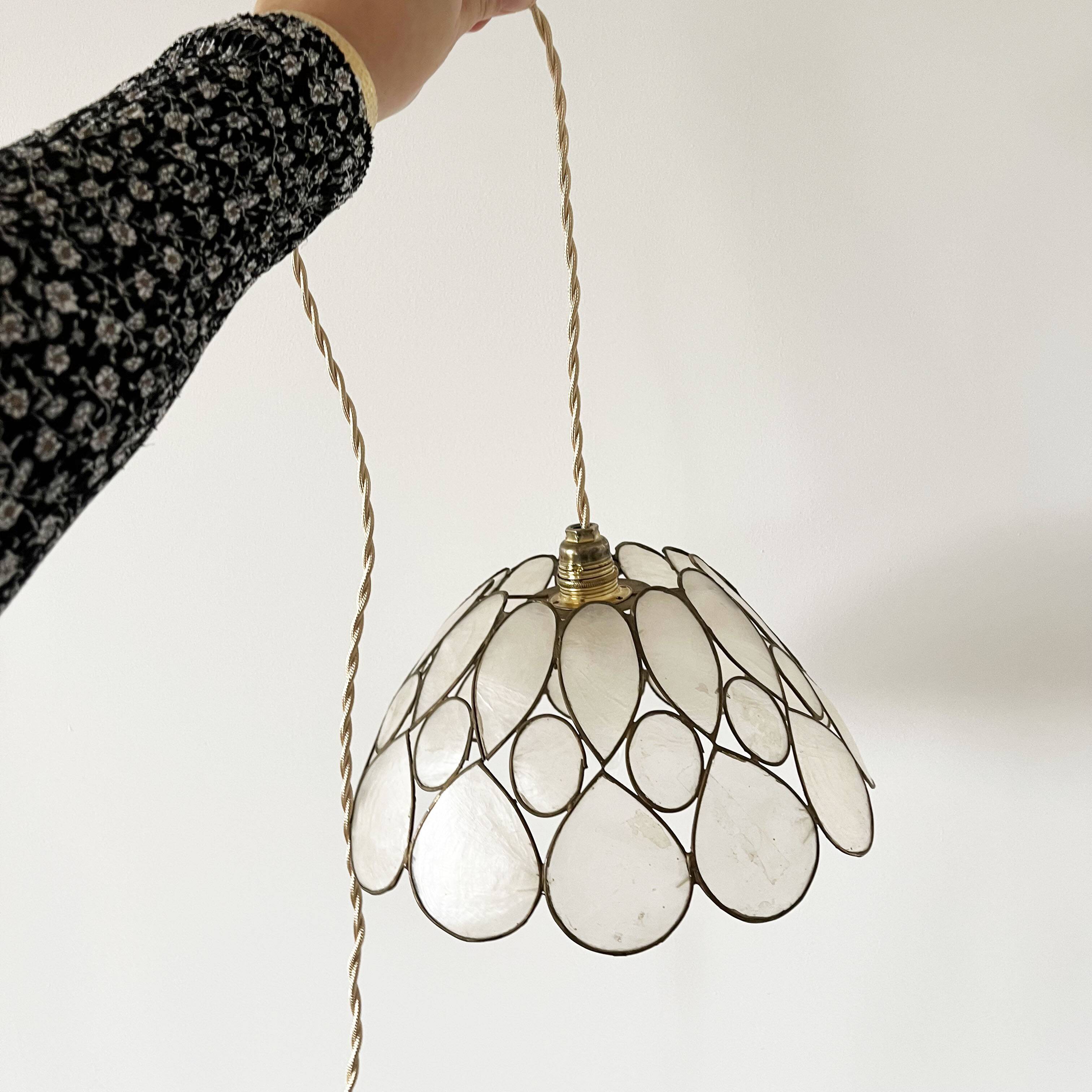Mother-of-pearl petal pendant lamp