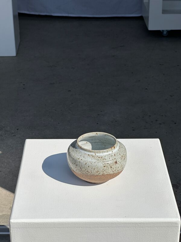 Petit vase blanc boule col resserré en céramique mouchetée glacée