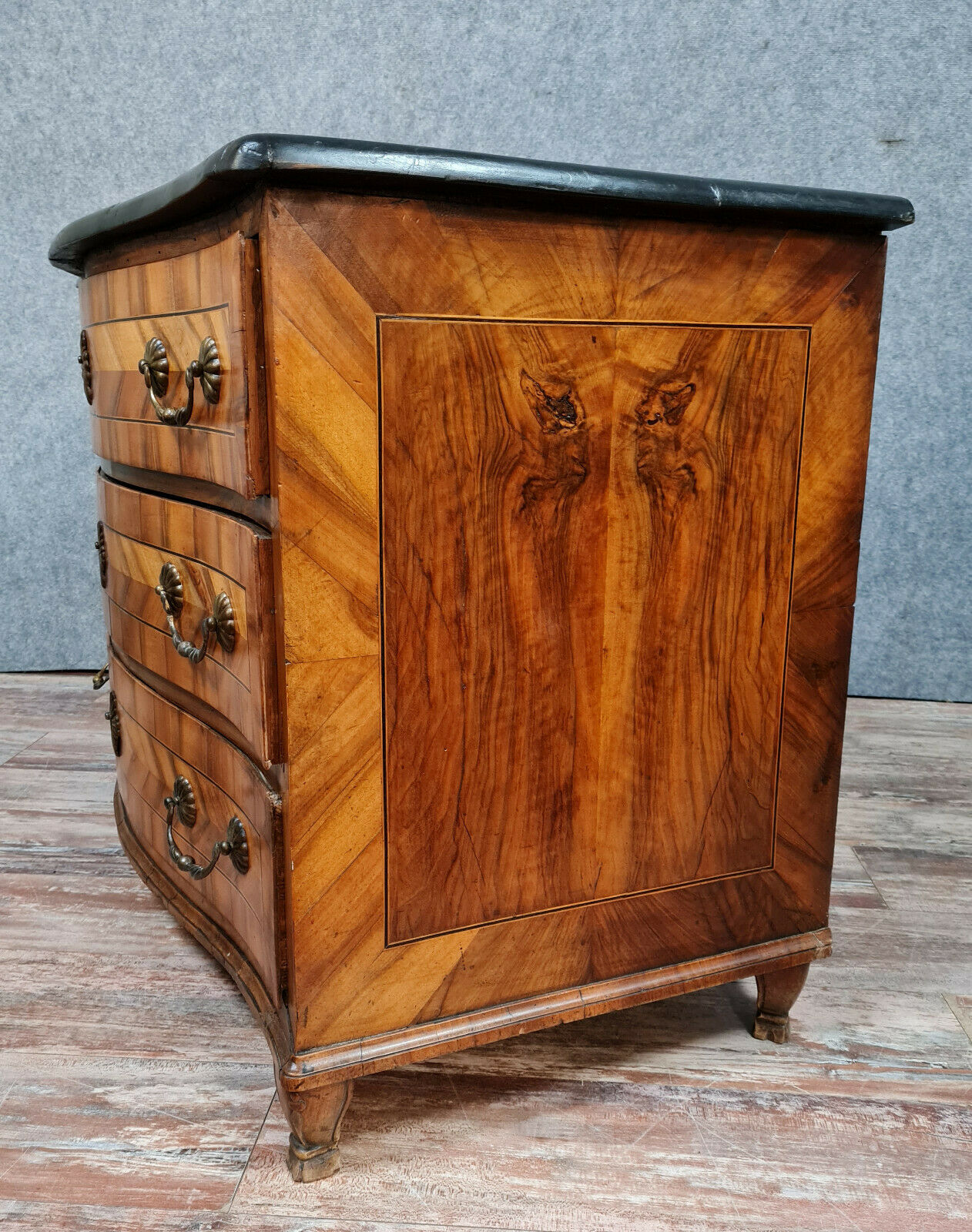 Curved chest of drawers Louis XV period in precious wood marquetry around 1750