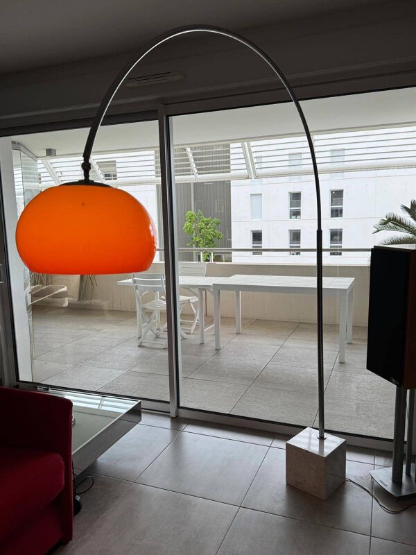 Lampadaire vintage Space Age 1970 arc, abat-jour orange, socle en marbre
