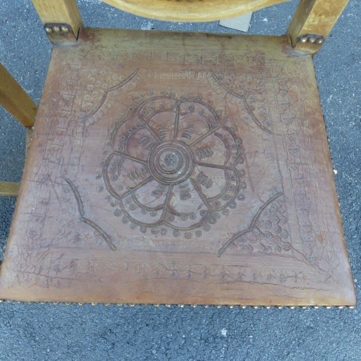 Lot of 2 old chairs in carved wood and leather