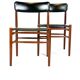 Deux chaises de salle à manger en teck et rembourrées de cuir noir de design danois, années 1960