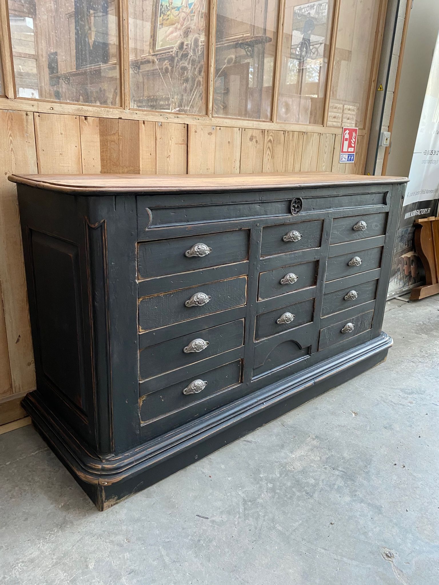 Craft furniture in oak at the end of the 19th century