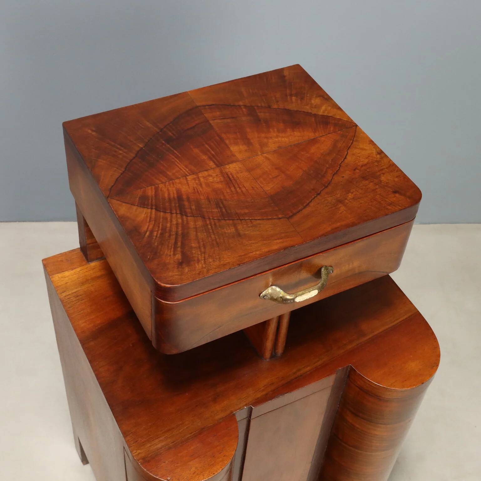 Tables de chevet des années 1920-1930