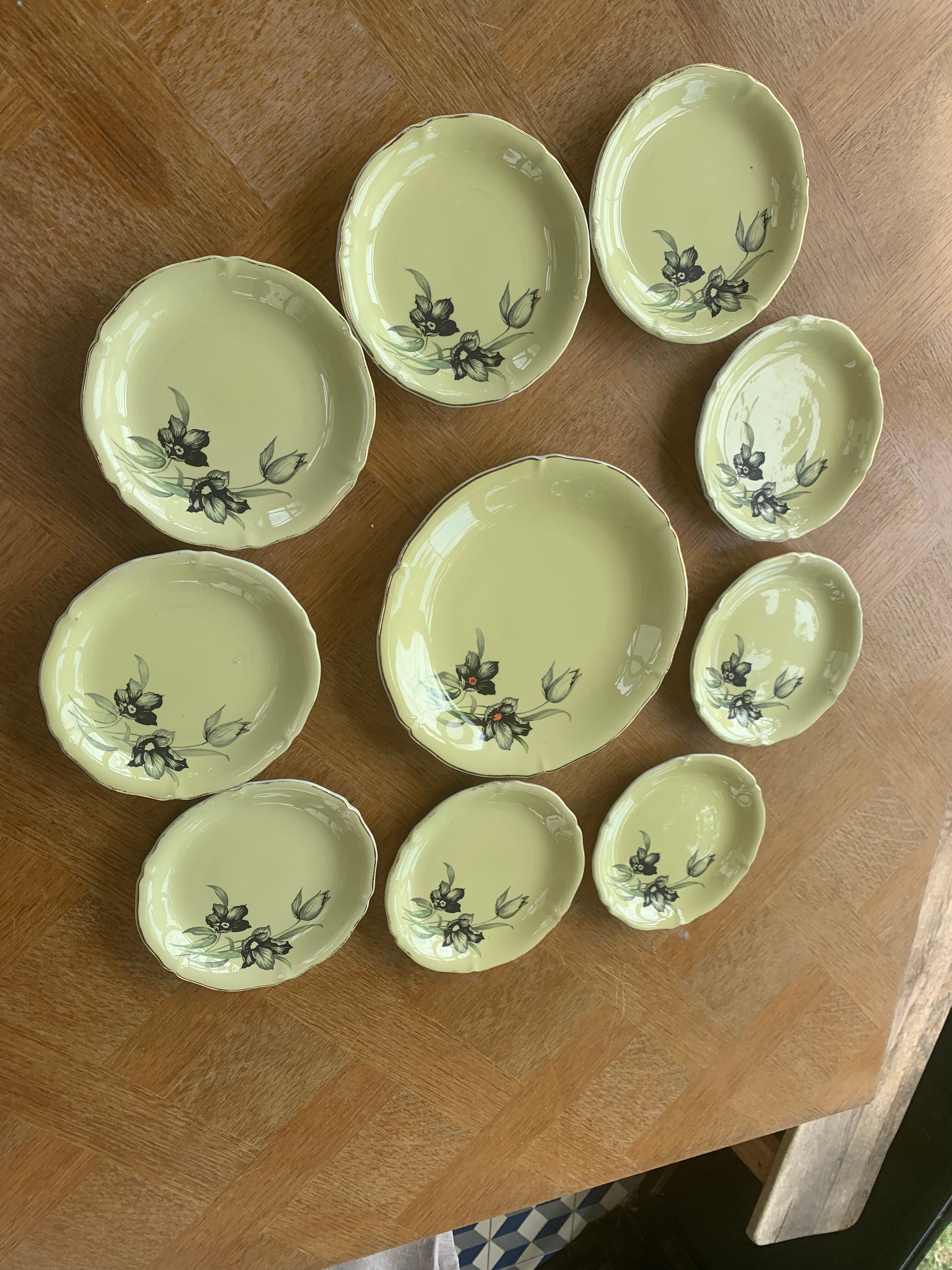 Cake set in yellow earthenware pattern black tulips ceranord Saint-Amand Vintage