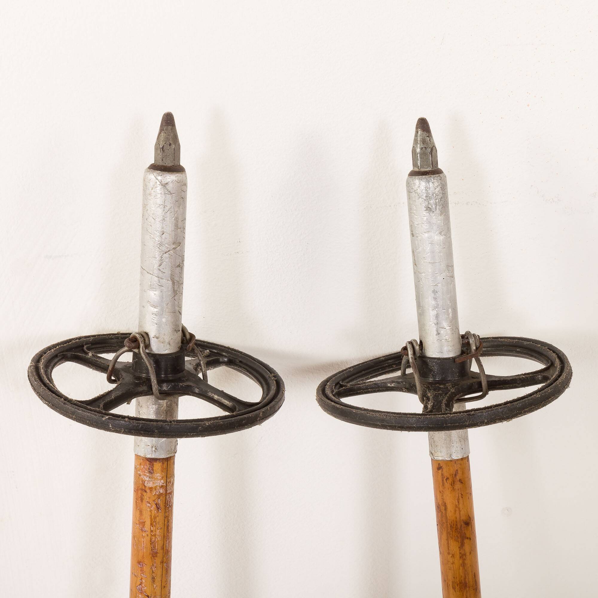 Paire de skis en bois vintage avec fixations Geze Kandahar et bâtons en bambou, années 1950