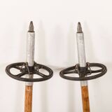 Paire de skis en bois vintage avec fixations Geze Kandahar et bâtons en bambou, années 1950