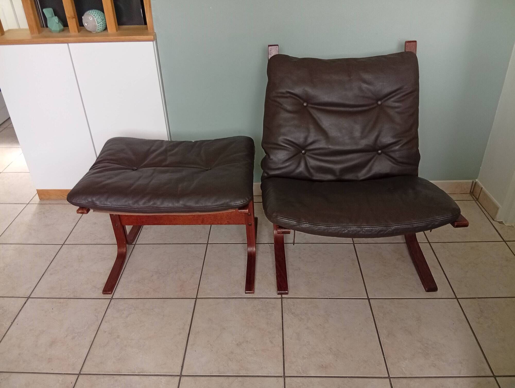 Fauteuil Ingmar Relling chauffeuses et Ottoman bois vintage scandinave