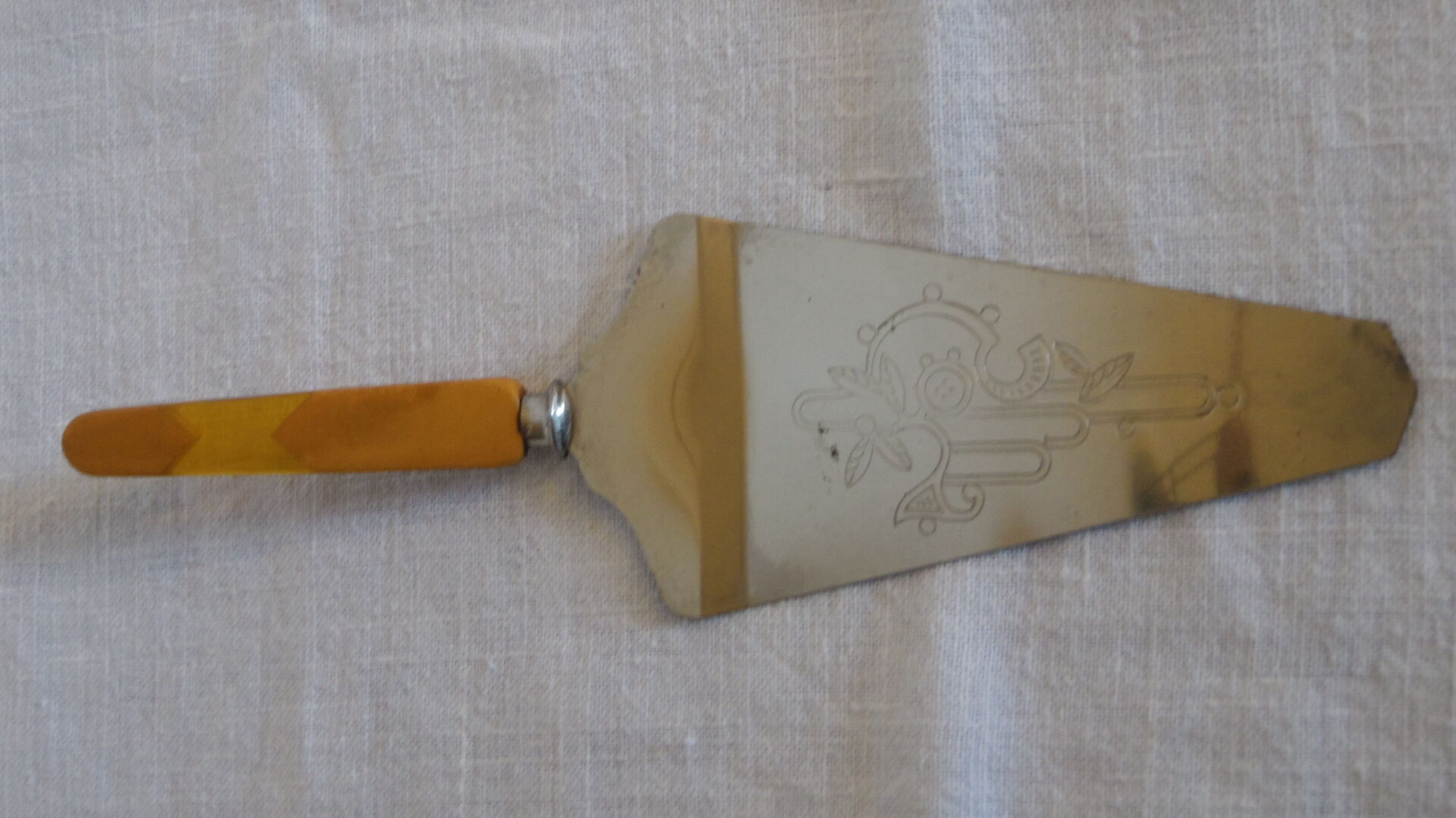 Bakelite handle pie shovel