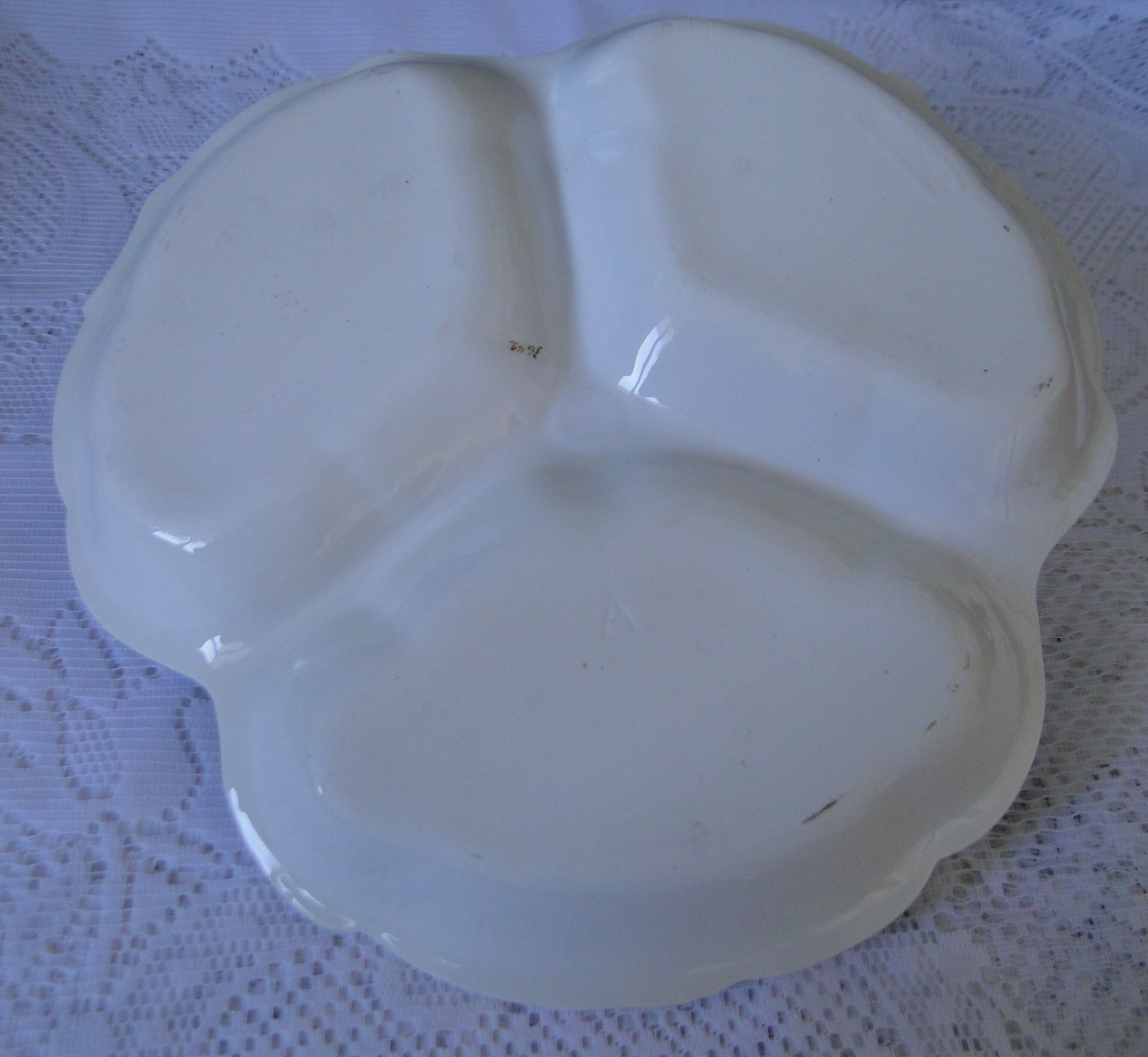 Servant beggar old porcelain 3 compartments small roses on white background