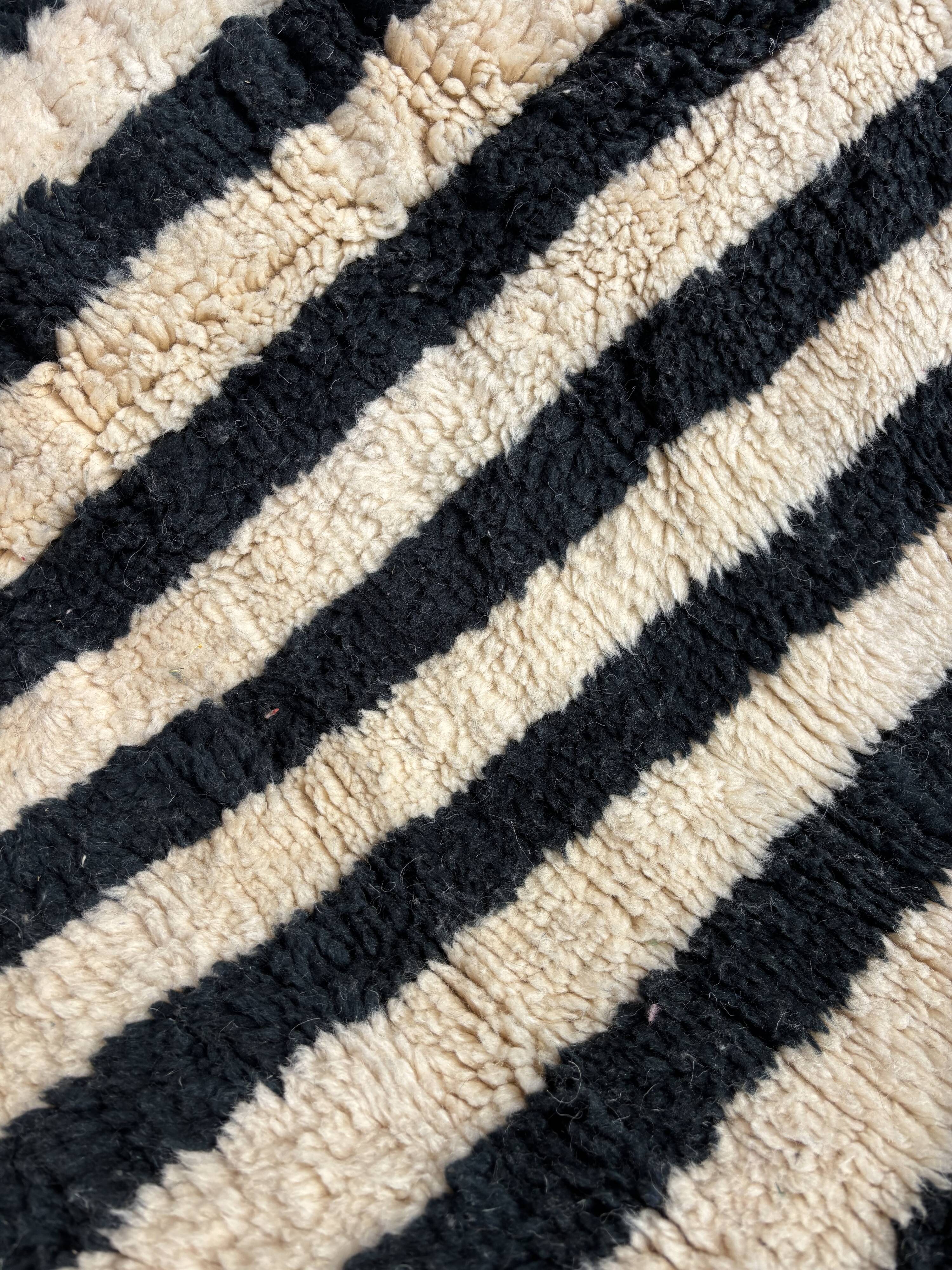 Beni M'rirt Moroccan Rug 200x300 cm – Large Black & Ecru Berber Rug