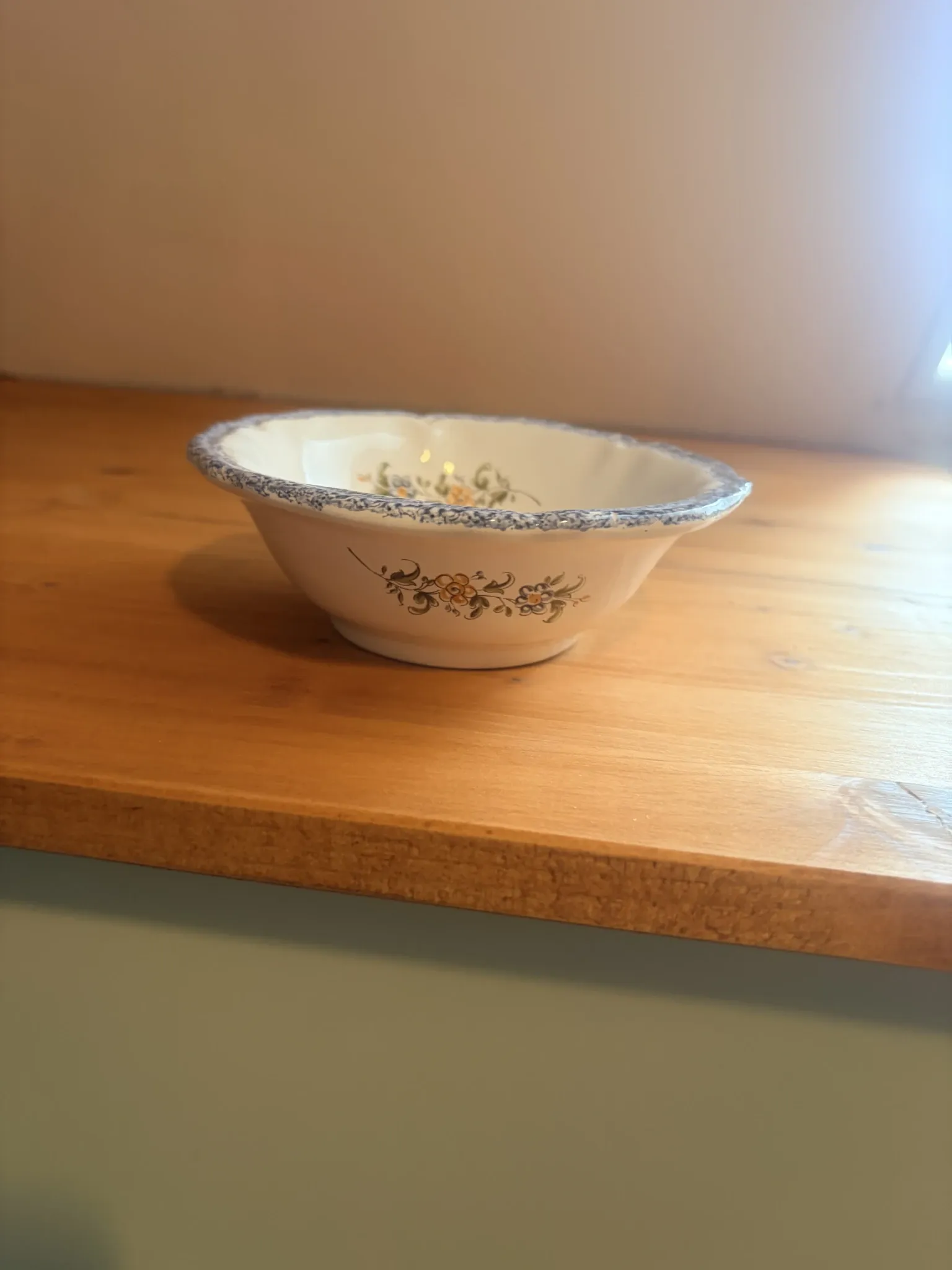 Empty pocket bowl from the French pottery, model Moustier 2008149.