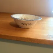 Empty pocket bowl from the French pottery, model Moustier 2008149.