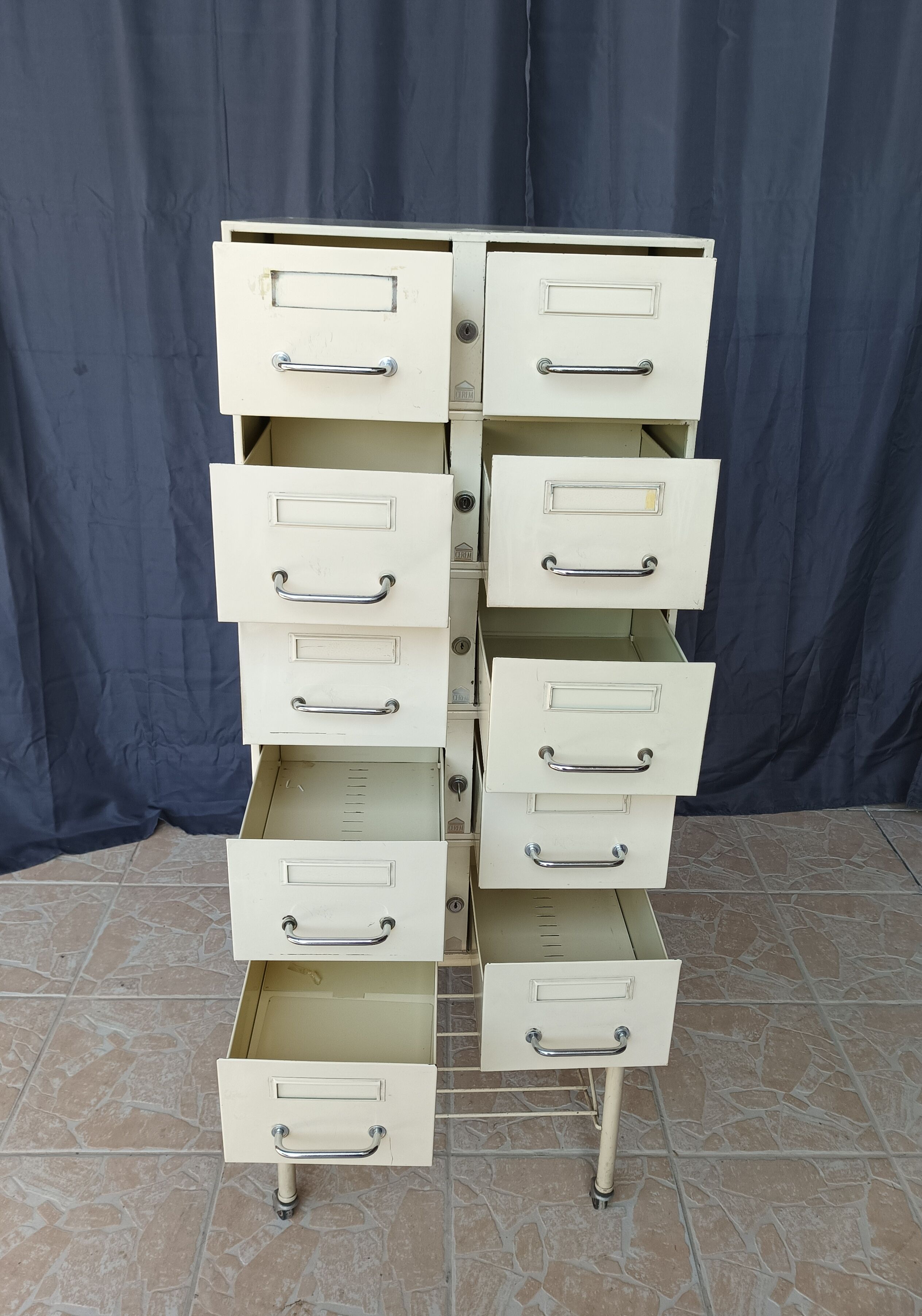 Cerem industrial locker service unit