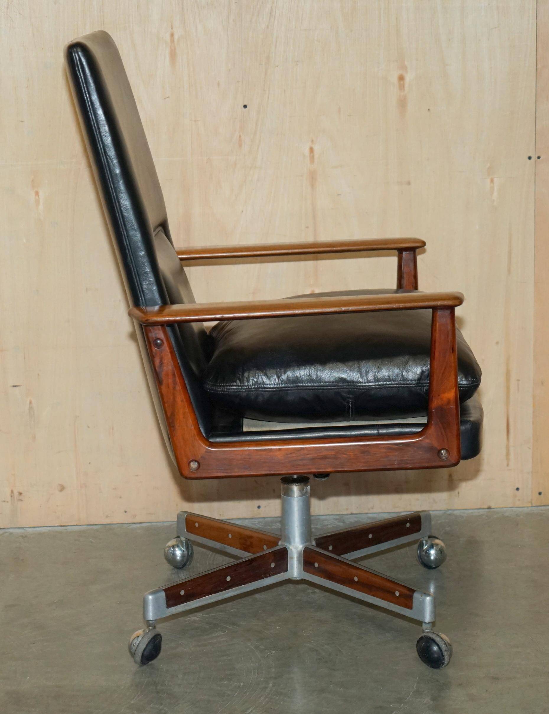 Executive office chair model 419 Arne Vodder for Sibast in hardwood and leather.