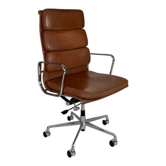 Fauteuil en cuir brun haut dossier soft pad group Eames ICF pour Herman Miller