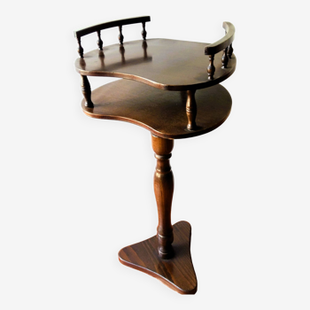 Table d’appoint en bois du milieu du siècle avec étagère. Support pour plantes en bois.