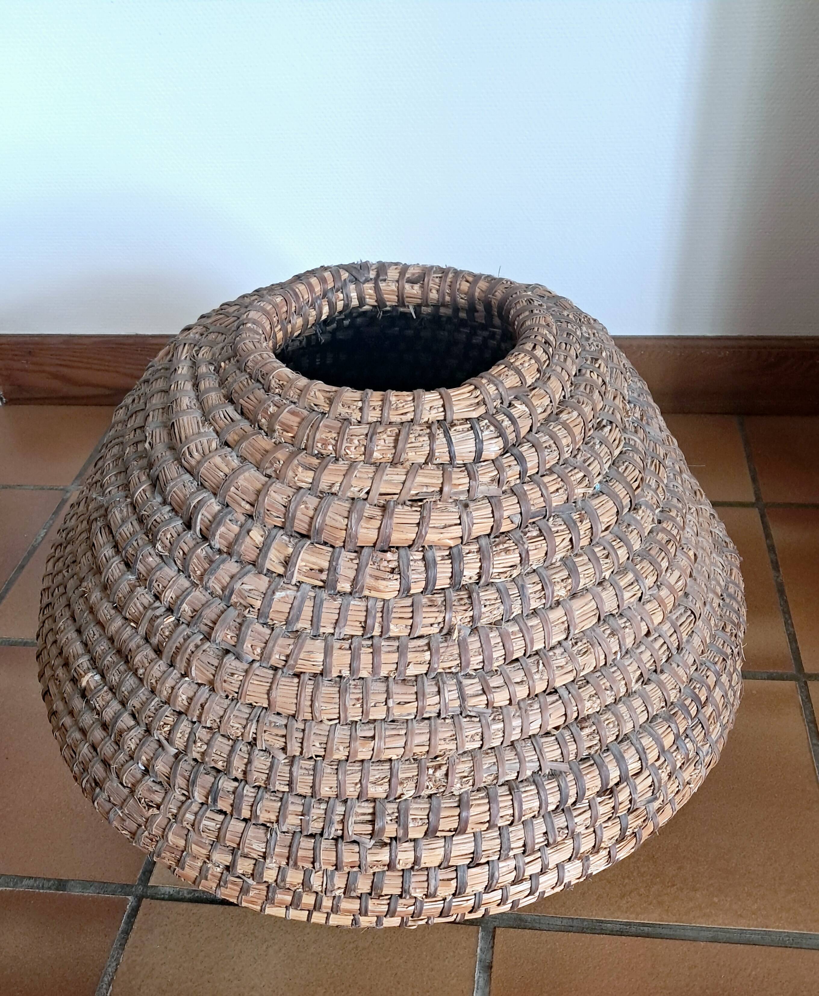 Woven basket. Early 20th century. Handcrafted work.